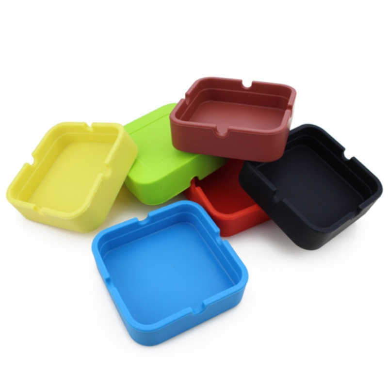 小さな正方形の灰皿