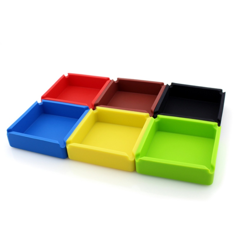 大きな正方形の灰皿