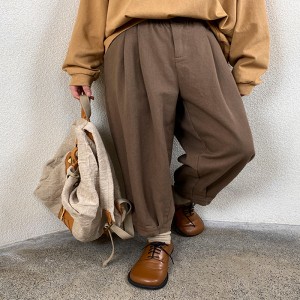 どんな出来事のためにでも合うために合わせられているゆったりした女性のパンツ