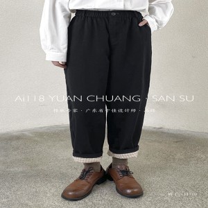 どんな出来事のためにでも合うように仕立てられているゆったりした女性のパンツ