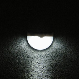 ソーラー半円ウォールランプ