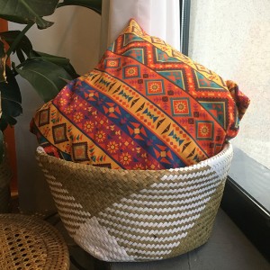 編まれた海草の腹バスケット