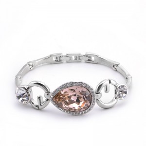 オーストリアのクリスタルハート型のブレスレット