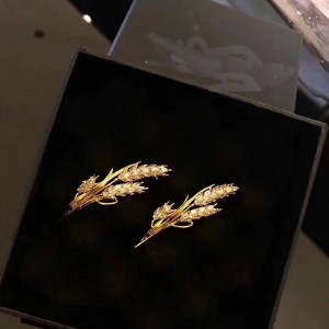 ゴールデンオムギブローチ