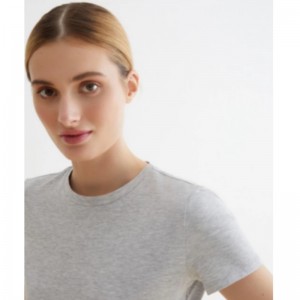 低刺激性の灰色のTシャツ