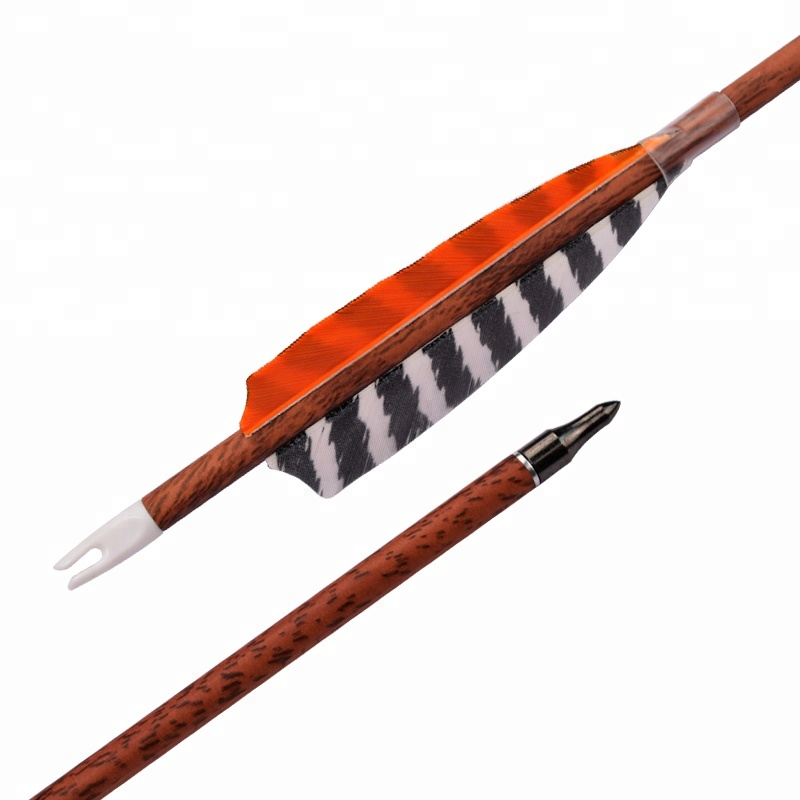羽のアーチェリーの撮影を持つ赤い木製のカーボン矢印
