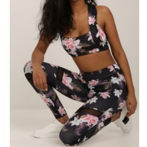 ブラックトラックスーツ