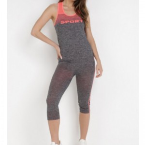 黒とオレンジ色のトラックスーツ