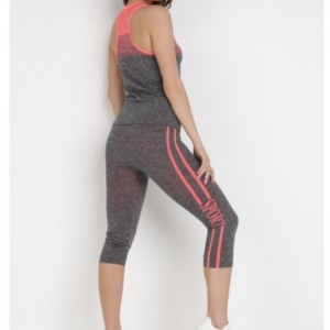 黒とオレンジ色のトラックスーツ