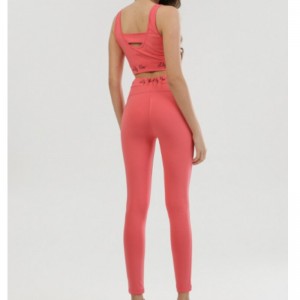 ピンクトラックスーツ