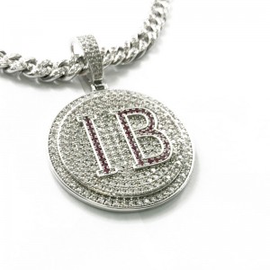 ファッショナブルな丸い手紙鎖とダイヤモンドペンダントを刻ませた