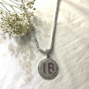 ファッショナブルな丸い手紙鎖とダイヤモンドペンダントを刻ませた