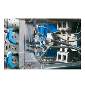 新しい自動車射出成形機を到着しました