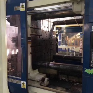 中古のプラスチック射出成形機を使用しました