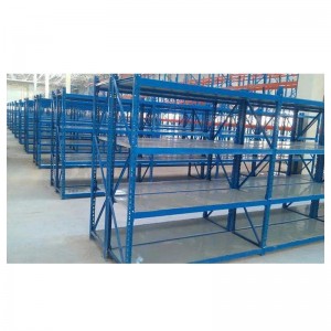 中程度の棚ラック