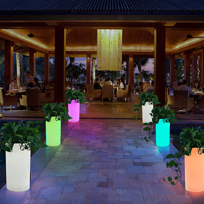 屋外の庭のLED照明付きの植木鉢、RGBカラーの変化プラスチックLED結婚式、イベントパーティー、ホテル、ショッピングモールのオープニングセレモニーの装飾（防水IP68）