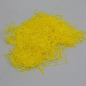 黄色の詰め物のしわの細かい紙