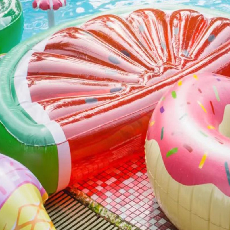 穴を開けることなくプールのフロートをきれいにする方法?