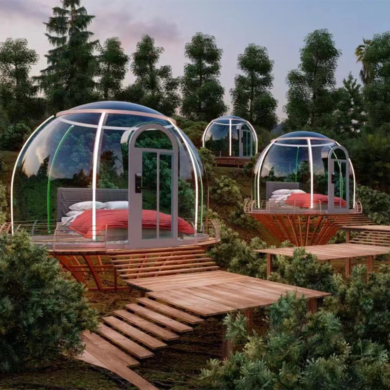 牧歌的な屋外家具はユニークな魅力を醸し出します。