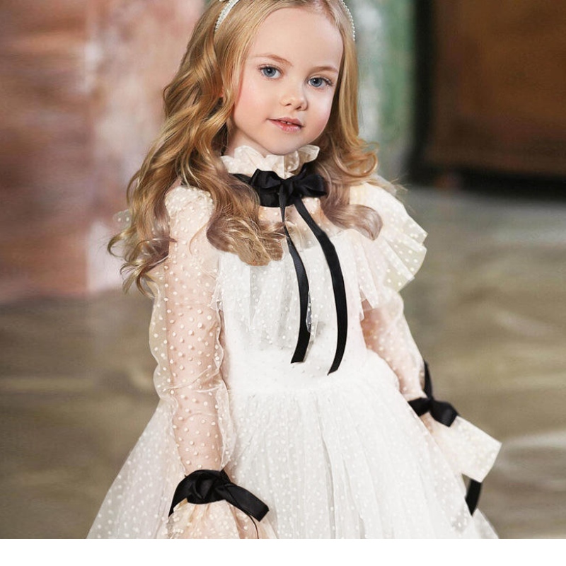 ポルカドットチュールフラワーガールドレス誕生日の新年を服用します