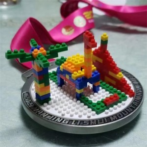 バレーボールの体操を泳ぐためのスポーツメダルとリボン