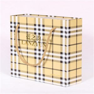 ストライプチェックされた紙袋