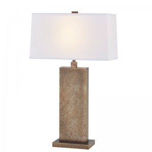 公共スペースの入り口にある装飾アンティークアイアンテーブルランプ