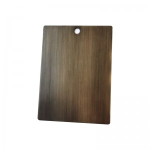 ホワイトとチーク仕上げのタスクランプと/offロッカースイッチ @客室のワークステーション