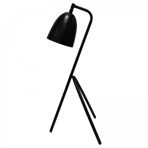 客室で並んでいる黒い仕上げとオン/offロッカースイッチを備えた3本の脚のデスクランプ