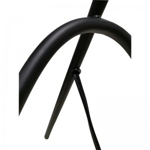 客室で並んでいる黒い仕上げとオン/offロッカースイッチを備えた3本の脚のデスクランプ