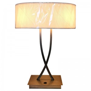 客室で/offロッカースイッチを備えた2つのライトアンティークシルバーフィニッシュデスクランプ