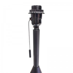 客室でプルチェーンスイッチを備えた黒い仕上げデスクランプ