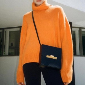 ソリッドタートルネックの女性のゆるいセーター