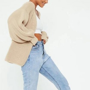 長い風船の袖とオープンフロントのニットカーディガン