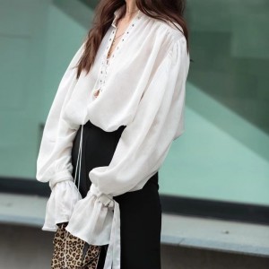 フランスの白い長袖シャツ2023新しいフレアスリーブ薄い気質vネックデザインセンス縛られたシャツブラウス