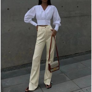 ホワイトVネックの長袖シャツの女性デザインセンスニッチ新しい薄いランタンスリーブトップ