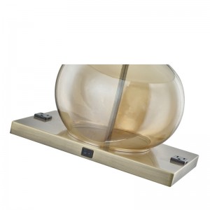 エンバシースイーツホテルアンバーガラステーブルランプオン/offロッカースイッチ、ホテルの客室に2つの便利なコンセント