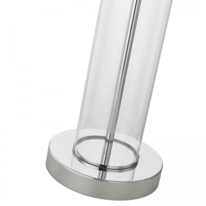 ホテルの客室で洗練されたクロム仕上げの透明なガラステーブルランプ