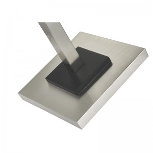 客室でブラシをかけられたニッケル仕上げと黒いアクセントを備えたホテルの金属製の床ランプ