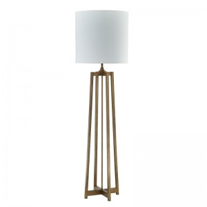 宿泊施設でアンティークゴールドフィニッシュを備えたフロアランプの横にあるハイアットホテルソファ