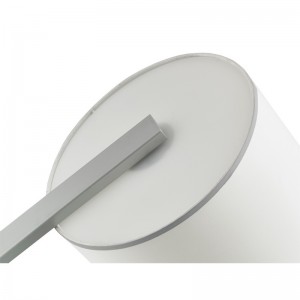 フロアランプの横にあるヒトムホテルソファ客室でシルバー仕上げ