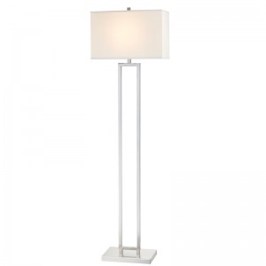 マリオットホテルのソファ床ランプの横にある客室の装いで、客室で仕上げます