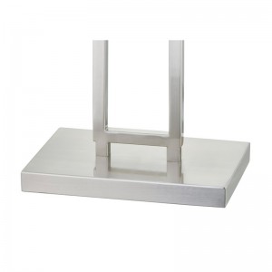 マリオットホテルのソファ床ランプの横にある客室の装いで、客室で仕上げます