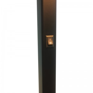 フロアランプの横にあるウォーターウォークホテルソファ客室でマットブラックフィニッシュ