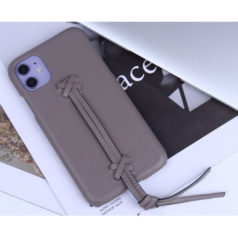 新しいアップルiPhone 15ミニマリストソリッドカラー本革の電話ケースは、フルレザーストラップキャリングケースと360度フルラップアンチフォールと衝突電話ケースを特徴としています