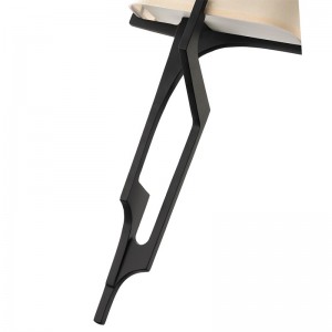 ハイアットホテルの手作りの金属製の壁のsconceは、ホテルの典型的な廊下で、暗い青銅の仕上げと半長方形の生地の色合いを備えた金属壁のsconce