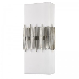 ホテルの典型的な客室で、アンティークシリバー仕上げと長方形のアクリルシェードを備えたホスピタリティホテルウォールスコニース