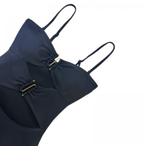 Solid Colorは、S-Buckle Strap One-Piece Swimsuitを空洞化しました
