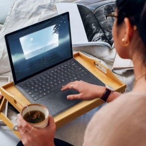 竹の折りたたみ朝食トレイベッドテーブル