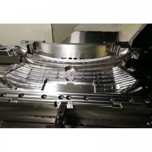 車のグリル金型